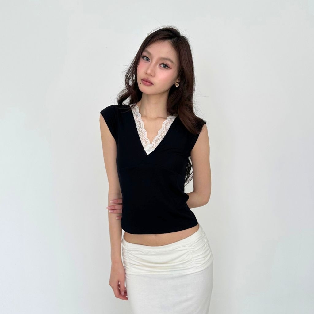 MUSE LACE TOP | เสื้อเชิ้ตแขนสั้นพื้นฐานคอวีเสื้อกล้ามสําหรับผู้หญิง | PRETTY BASIC