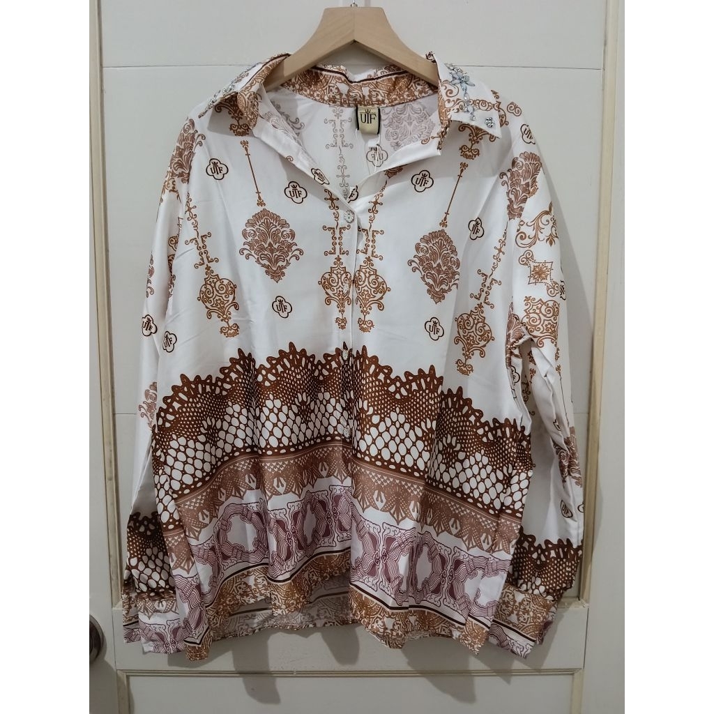 KEMEJA UTF เสื้อเชิ้ตผ้าซาตินเลื่อมใหม่คอปกหลังยาวหรูหรา LD 108