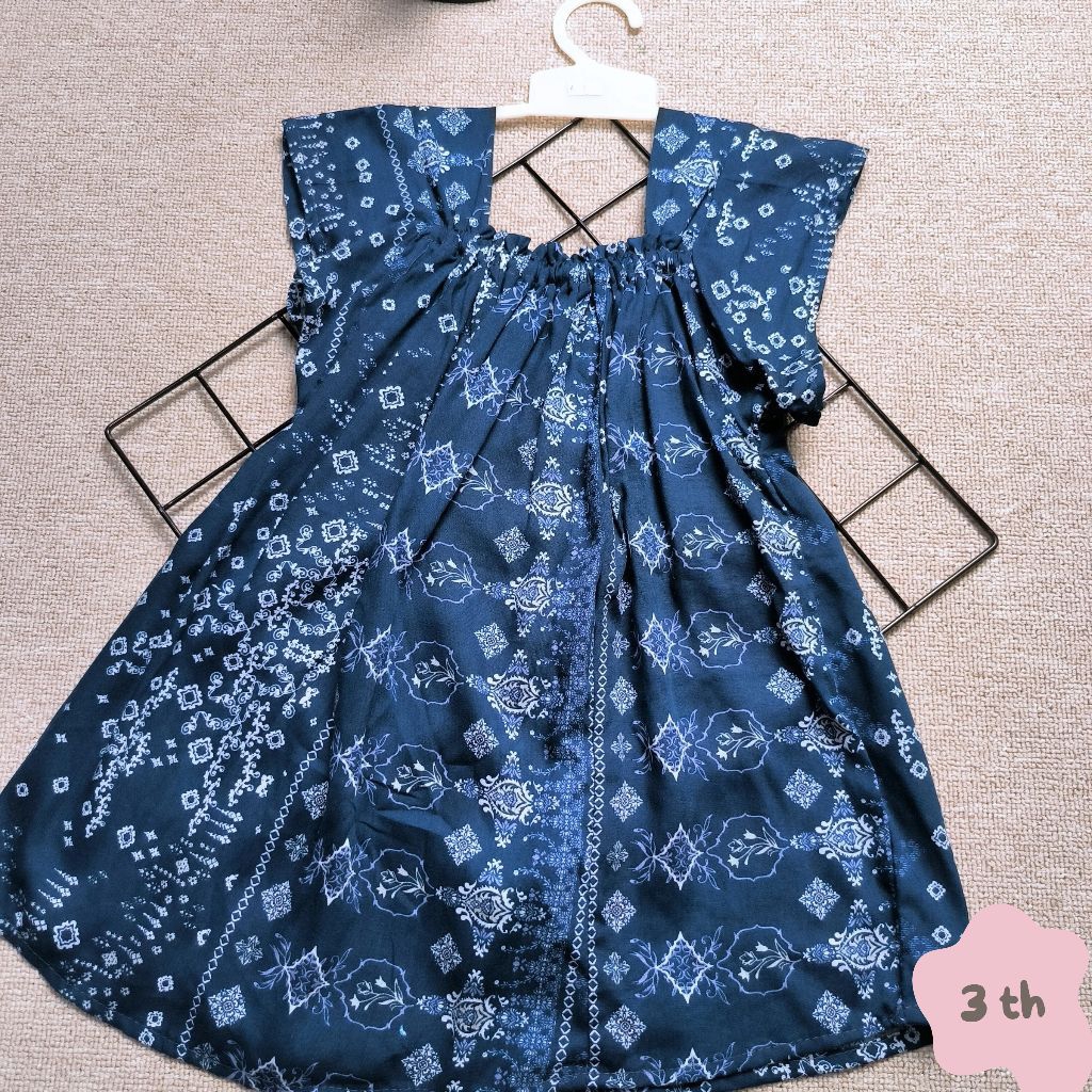 ลาร์ซ | CHILDRENS DRESS AUCTION