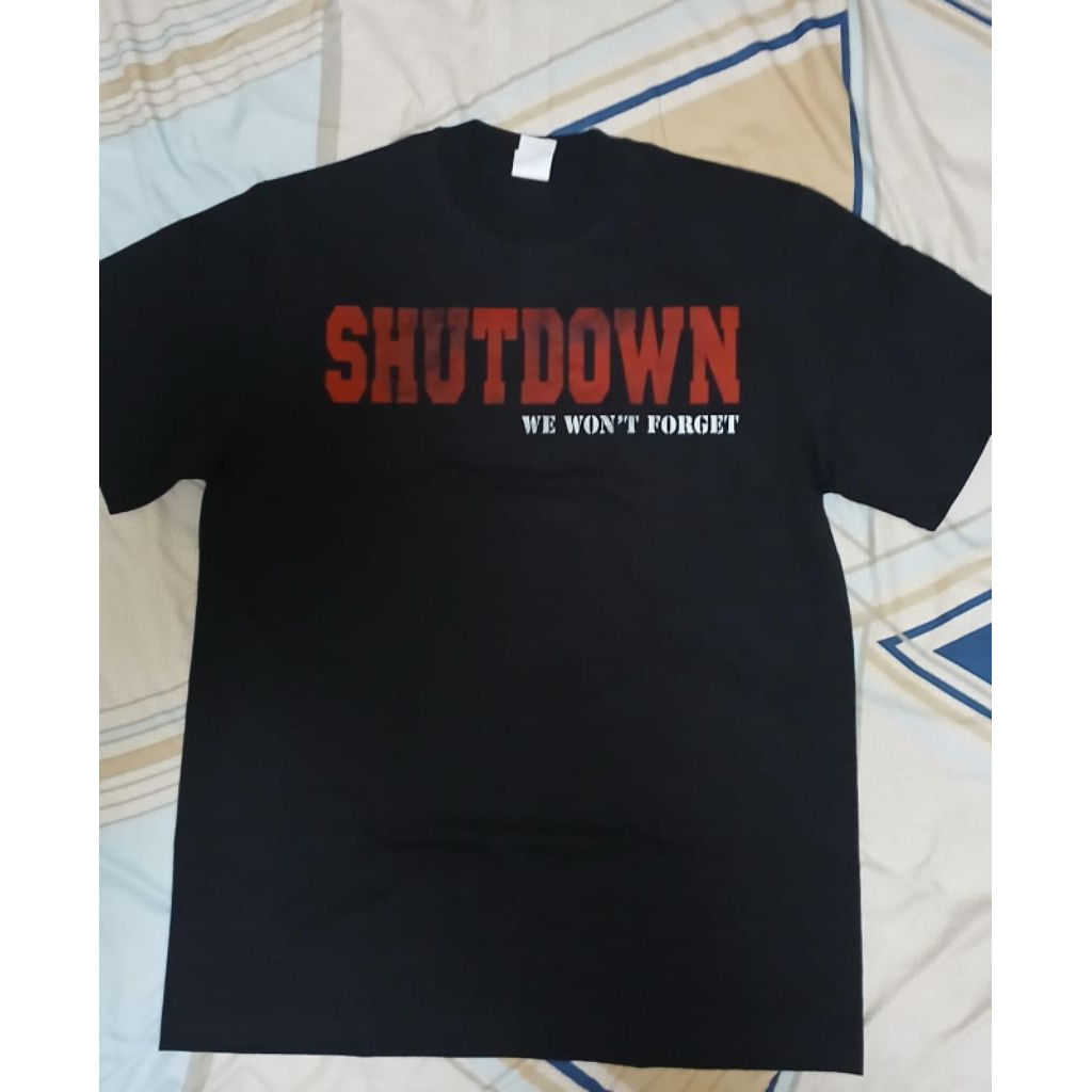 เสื้อยืดวงดนตรี SHUTDOWN "NEVER FORGET"