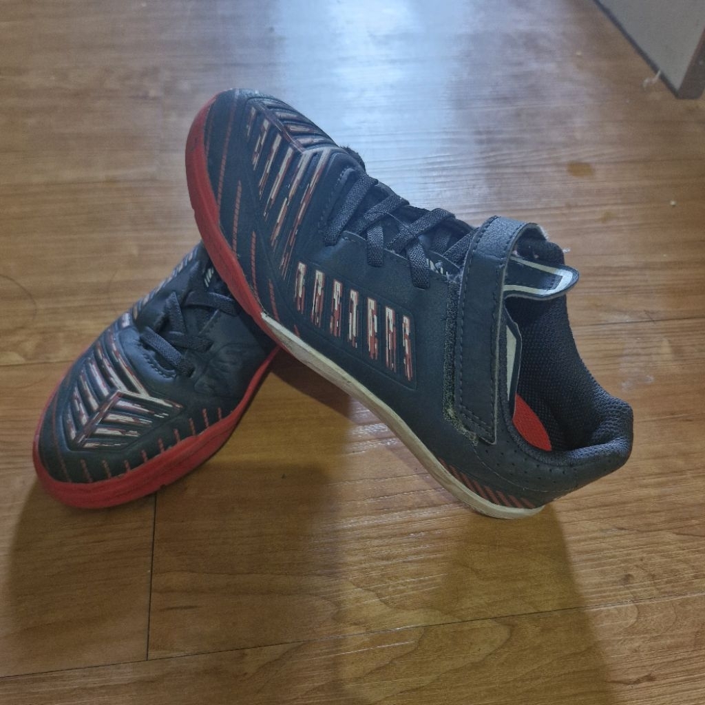 รองเท้าฟุตซอลเด็ก Preloved ginka ไซส์ 32