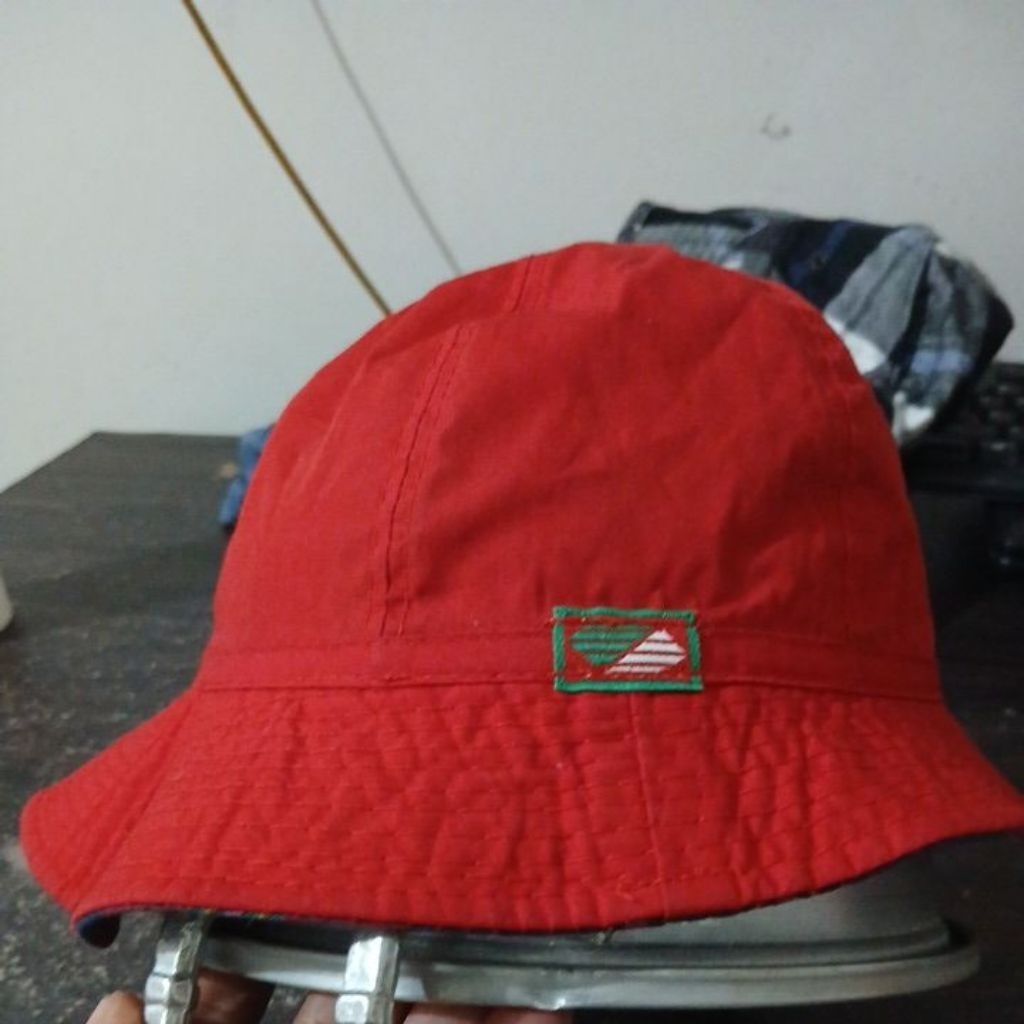 MERAH KATUN หมวกบักเก็ตแบบพลิกกลับได้ทําจากผ้าฝ้ายสีแดงและทาร์ต ARONG มือสอง ไซส์ SM รอบ 56-57cm เรี