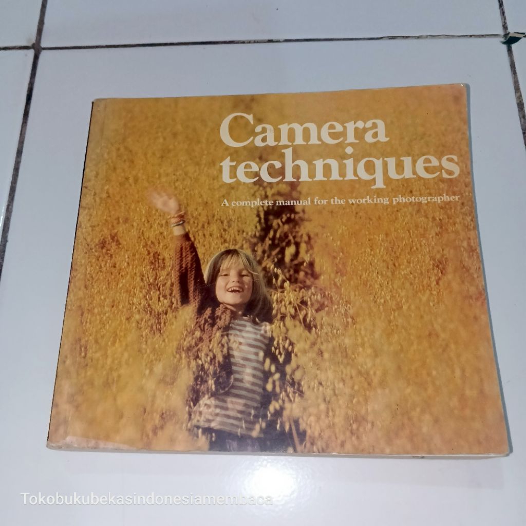CAMERA TECHNIQUES : คู่มือการใช้งานสําหรับเครื่องถ่ายภาพ / By : Clyde Reynolds