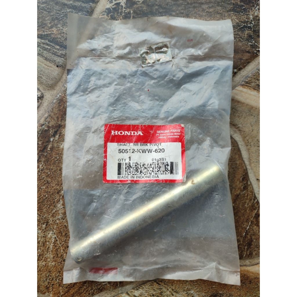เพลาขาตั้งกลาง 50512-KWW-620 Absolute Revo Blade 110 Original AHM