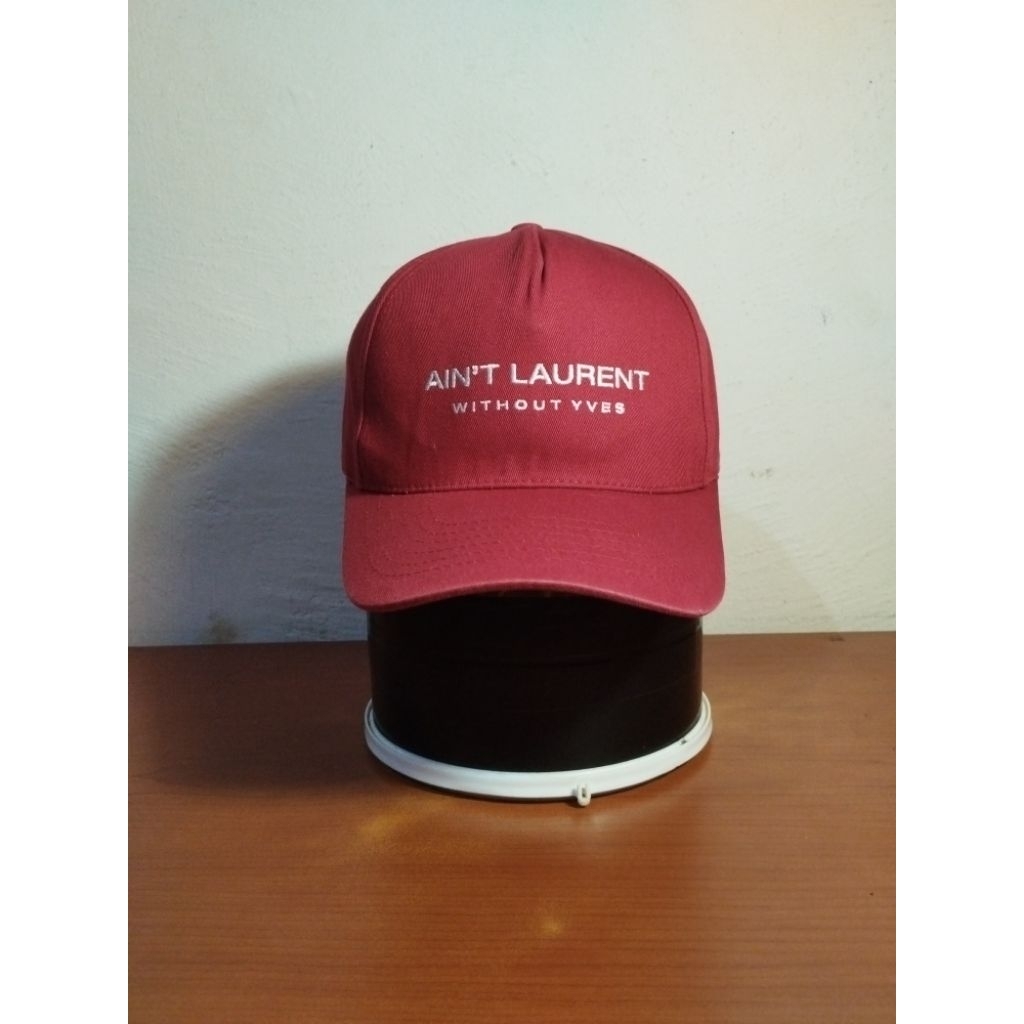 หมวก Aint Laurent ไม่มีอีฟ