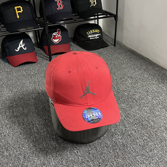 หมวก Snapback สีแดง J0rdan