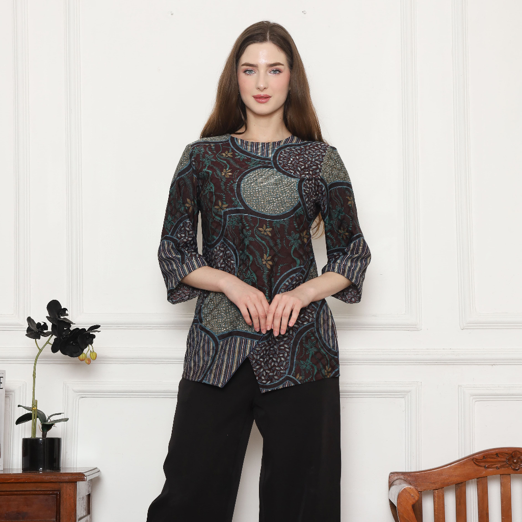 เสื้อผ้าบาติกผู้หญิง Arjuna Weda พร้อม Sekar Jagad Motif 4 - ผ้าไหมกึ่ง | ไตรคอต ไตรคอท