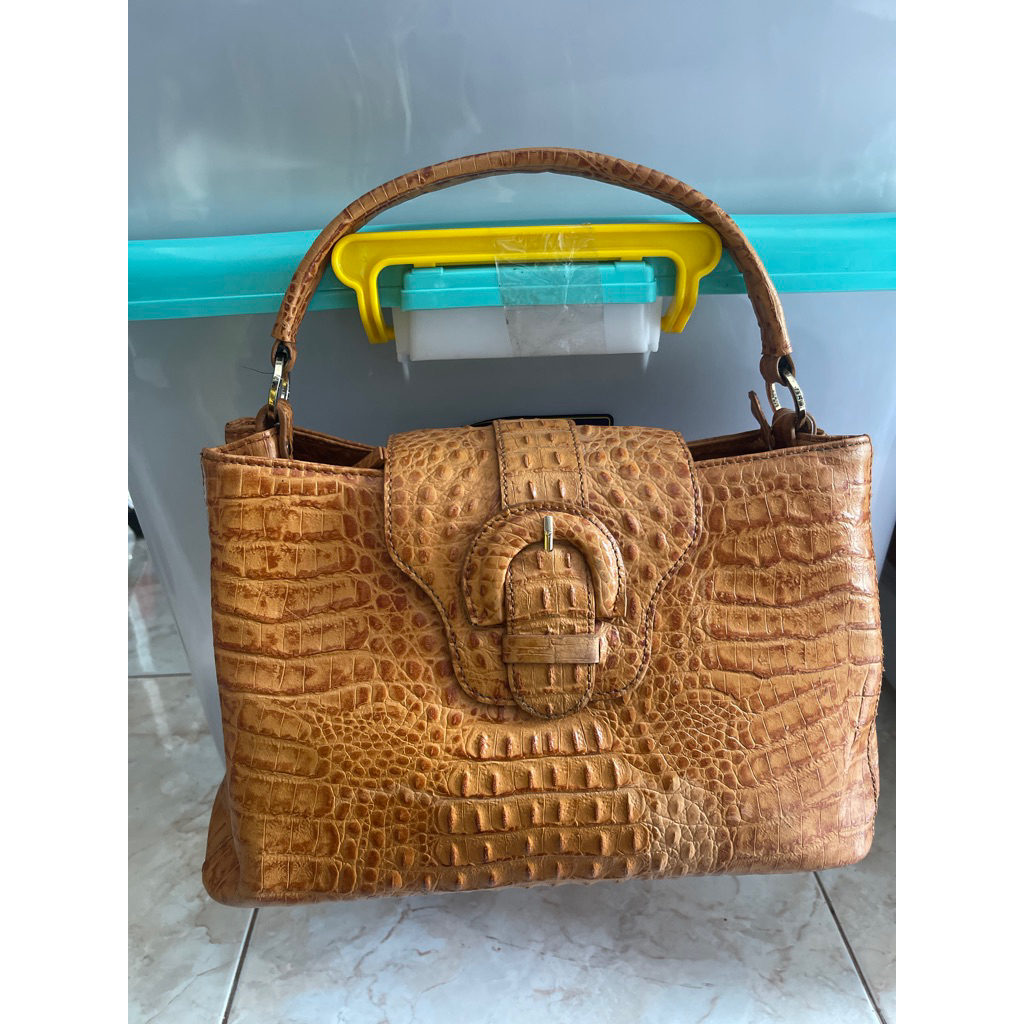 กระเป๋าถือ Guy Laroche Brown Preloved