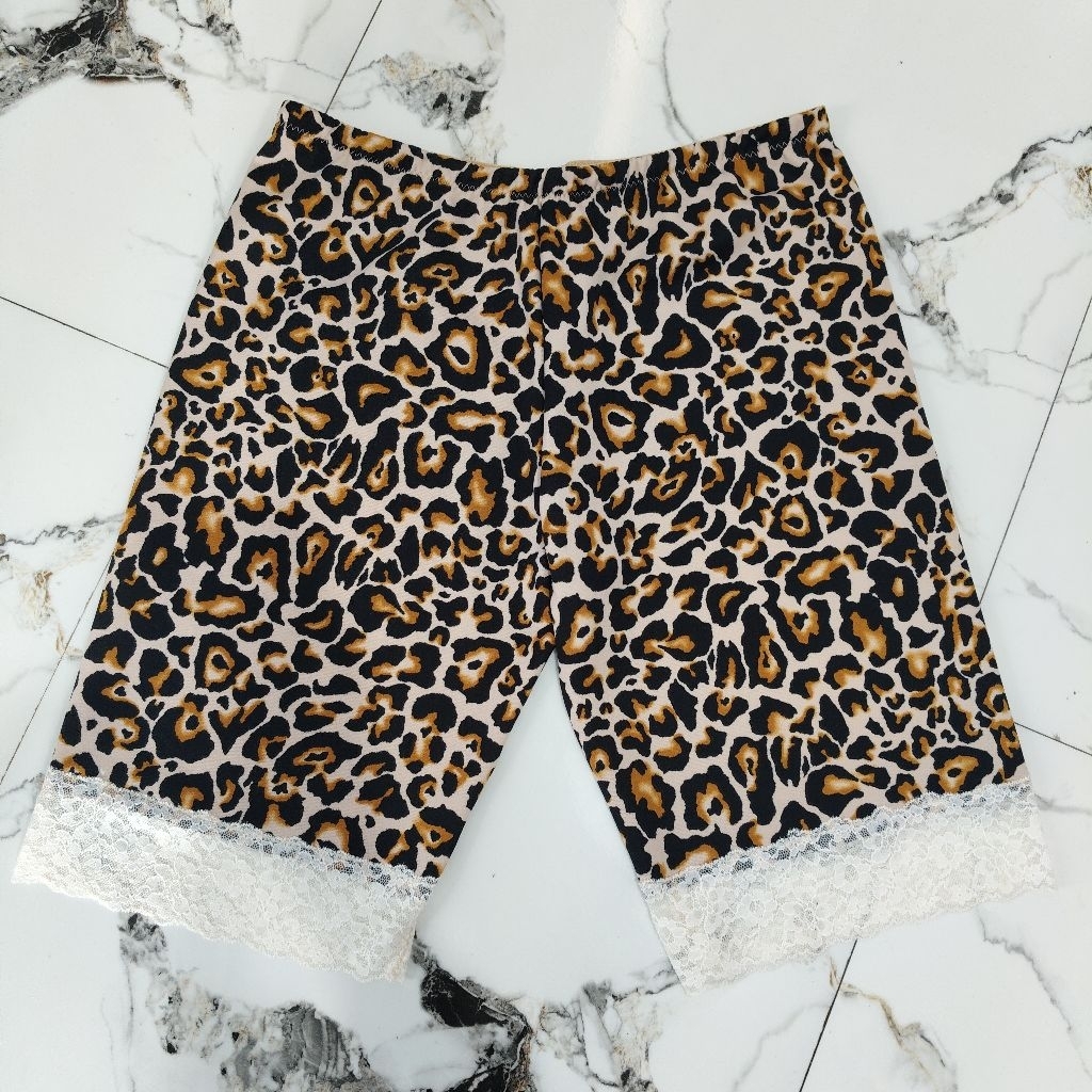 TIGER PATTERN SHOT PANTS // กางเกงขาสั้นผู้หญิง JUMBO WITH TIGER PATTERN