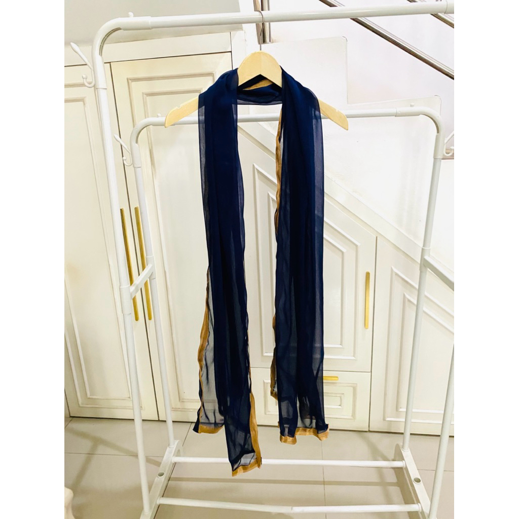 NAVY BLUE GOLD DUATA NAVY BLUE SCARF FINE MATERIAL สําหรับชื่นชอบยกระดับ