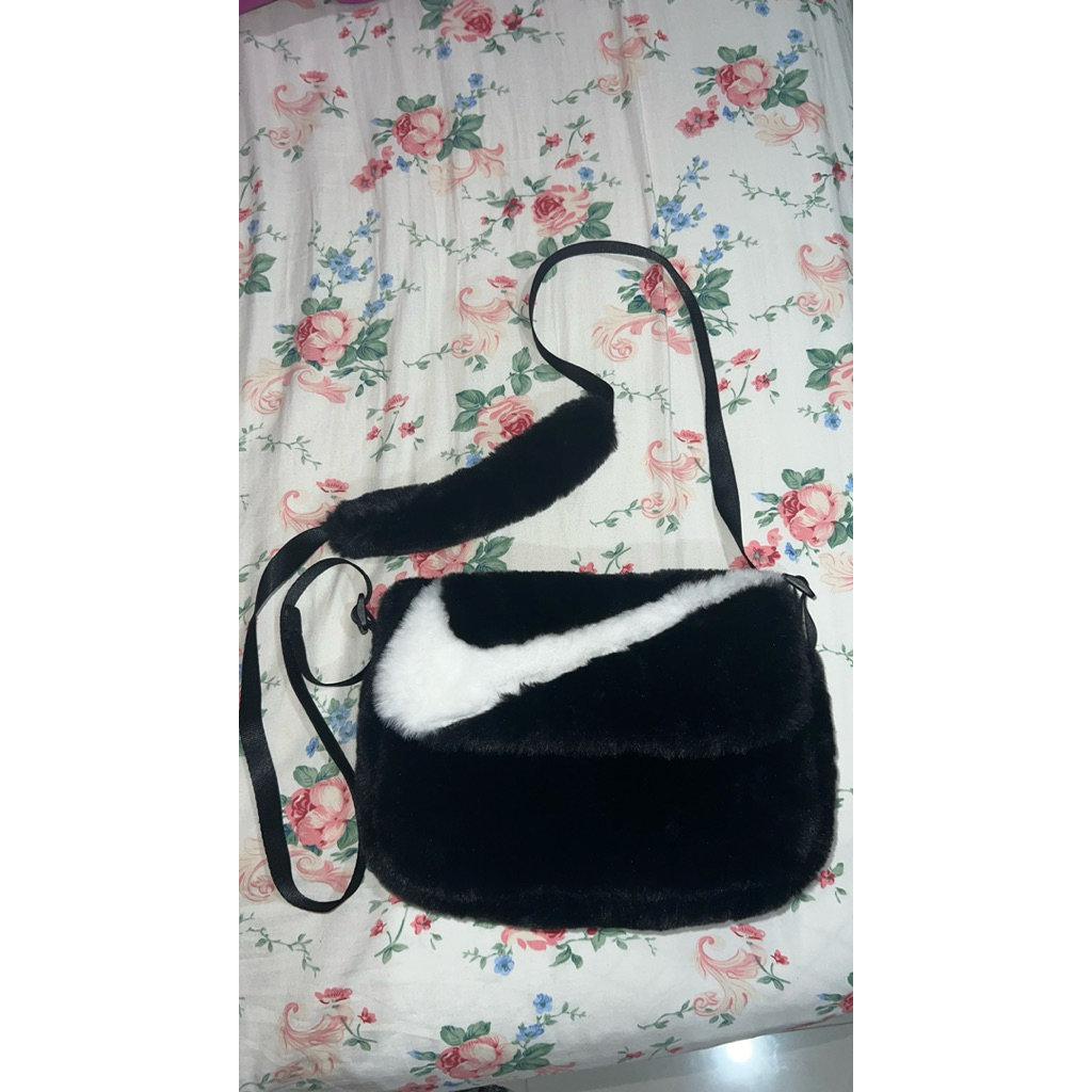 กระเป๋าสะพายข้าง Nike Futura 365 Fur (กระเป๋าสะพาย NIKE Fur) สีดํา