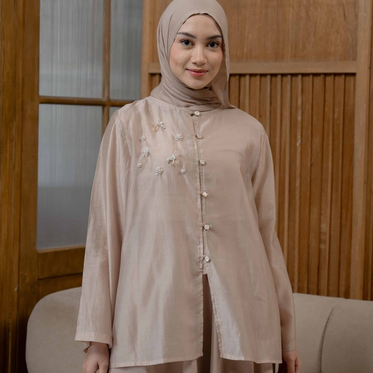 เสื้อ Mayoutfit Solyn | เสื้อผู้หญิงด้านบนด้วยลูกปัดสําเนียง, เสื้อผู้หญิงคุรูง, มาเลเซีย, รายา, มาเ