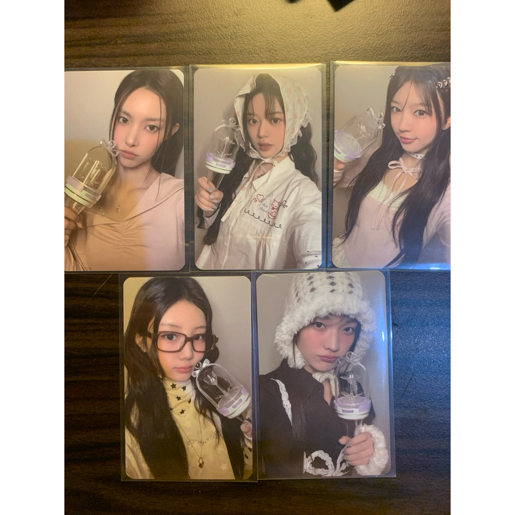 [READY TO SHIP] ILLIT LIGHTSTICK OFFICIAL PHOTOCARD (โต๊ะทํางาน)