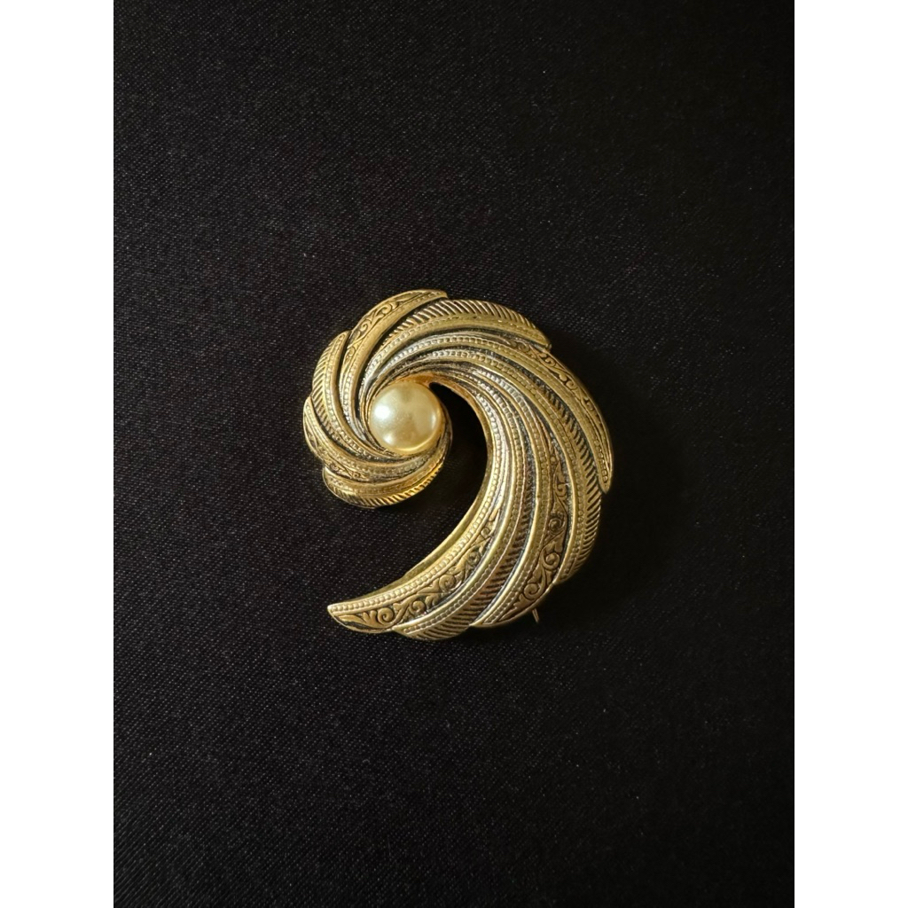 เข็มกลัดทองโทน Swirl