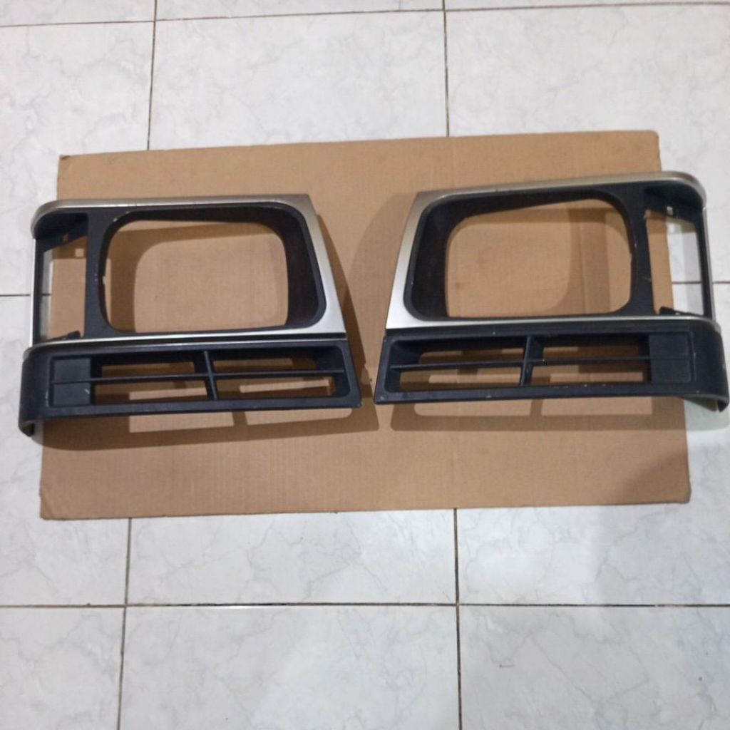 แหวนไฟหน้า Mitsubishi L300 L300 กรอบไฟหน้า