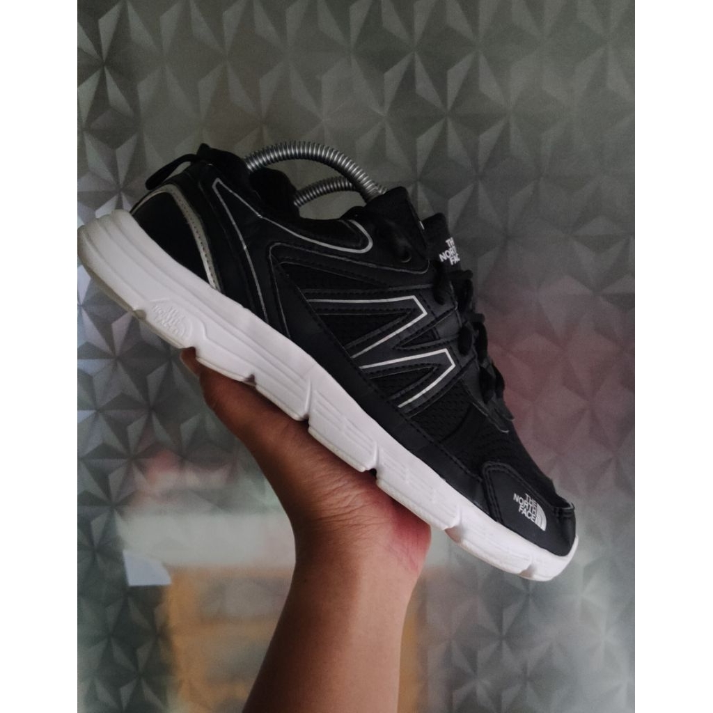 The north face tnf SZ 39 รองเท้าก่อนรักมือสอง