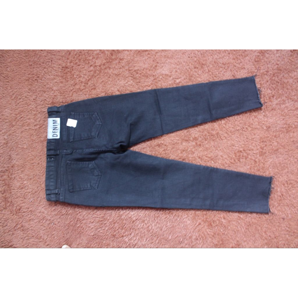 Teenage Jeans "Denim Washing room" วัสดุเดนิม size M no. 30 รอบเอว 75 cm ยาว 79 หนา