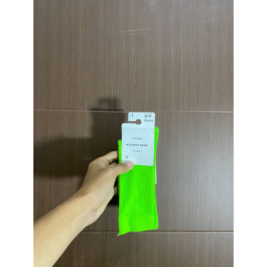 Oysho ถุงเท้าไมโครไฟเบอร์คลาสสิคซี่โครงสีเขียวนีออน