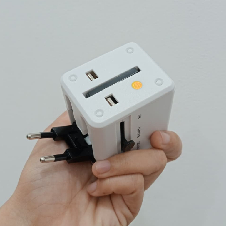 UNIVERSAL TRAVEL ADAPTER+USB