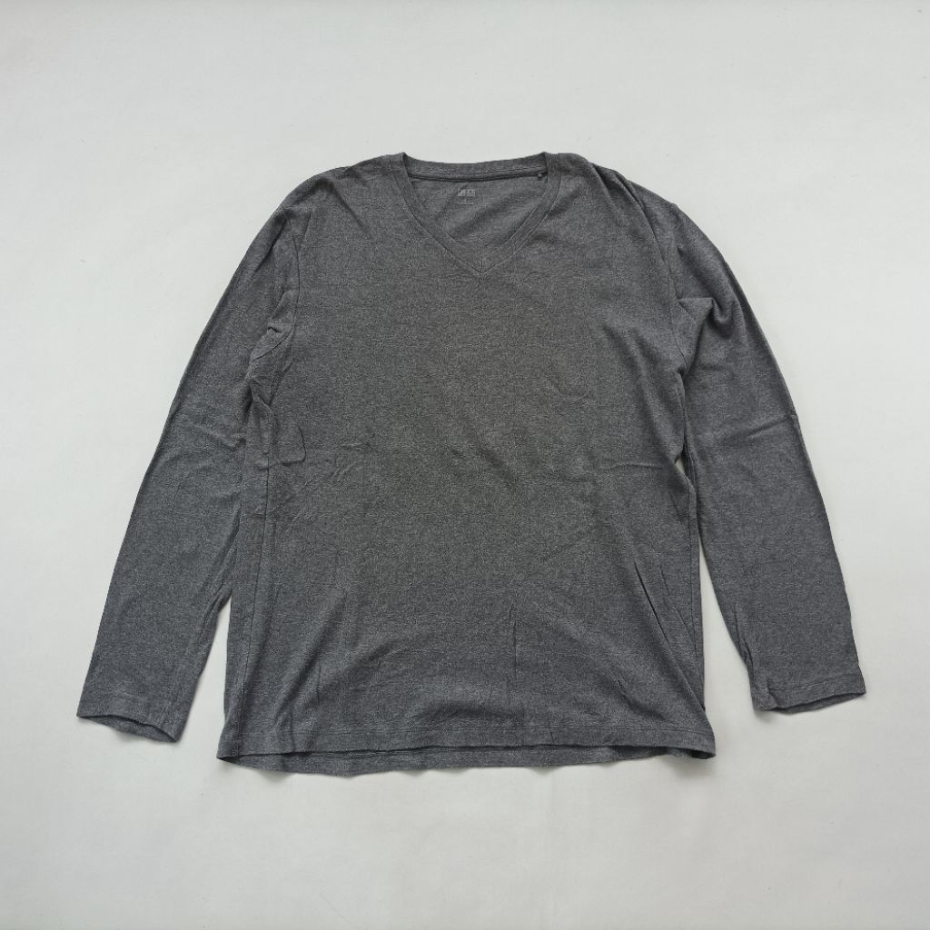 เสื้อยืดคอวี Uniqlo ไซส์ L ผู้ชาย I023