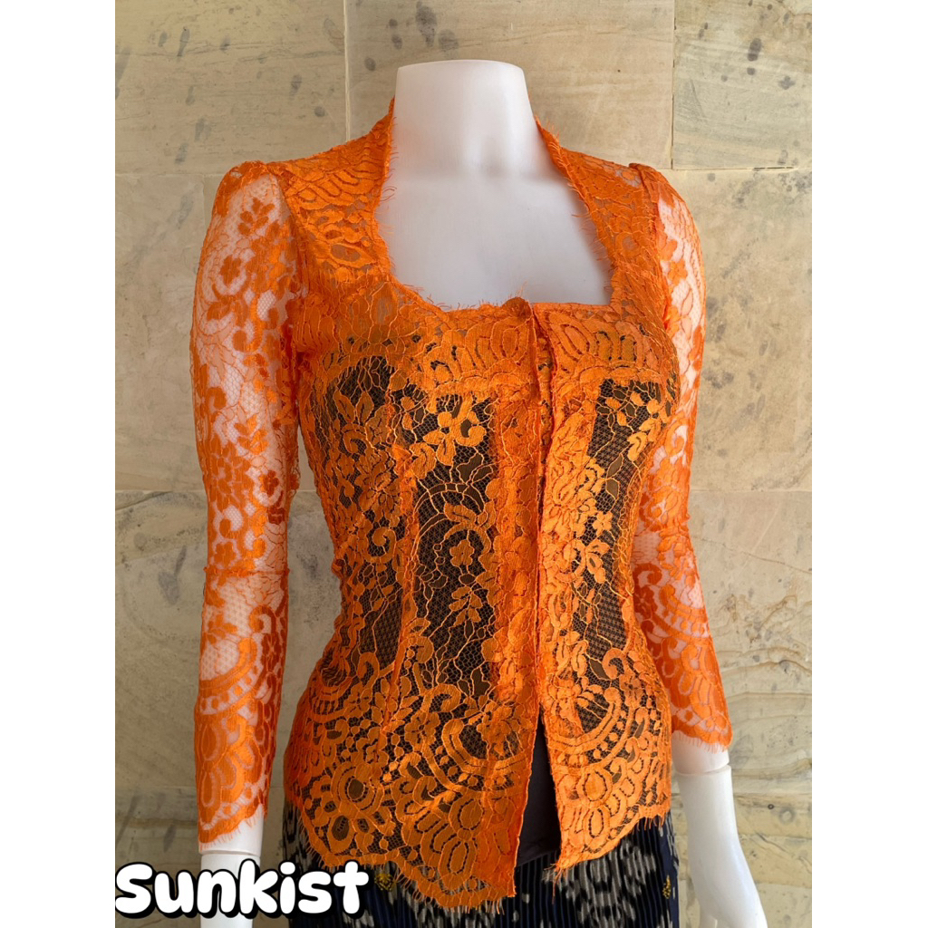 Metallic Brocade Kebaya พร้อมคอ Pentagonal