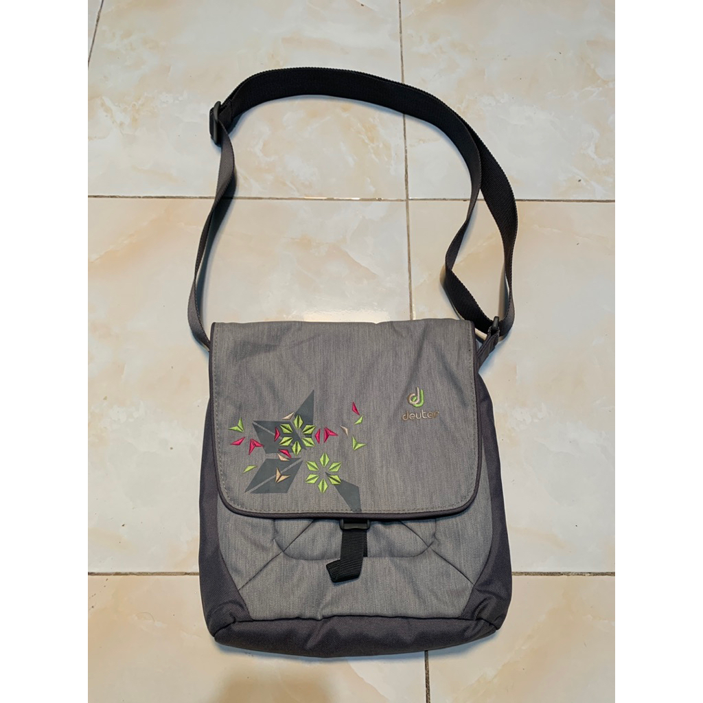 กระเป๋าสะพายข้าง Deuter