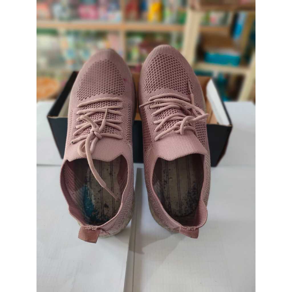 Preloved Sport Shoes - รองเท้าผู้หญิง - รองเท้าผ้าใบ - มือสอง
