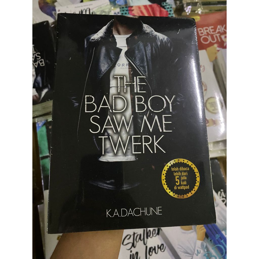 [ ร้านหนังสือ Lifeboat ] The Bad Boy Saw Me Twerk โดย K. อ. DACHUNE - หนังสือมะพร้าว
