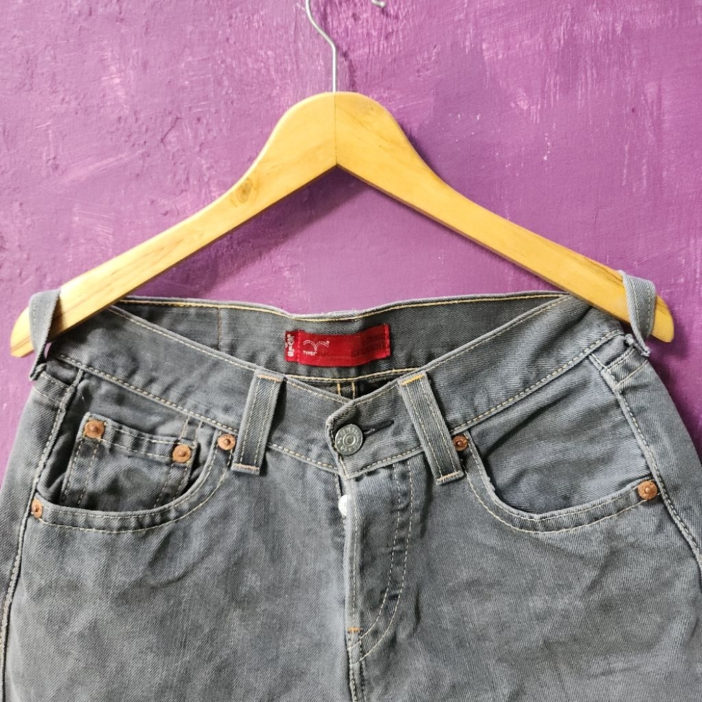Levis Iconic Straight