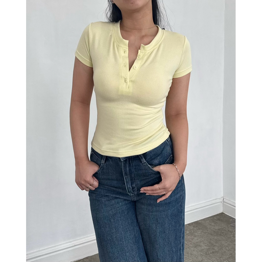 ปุ่ม Lumi Top || เสื้อ Henley ทรงสลิมฟิตของผู้หญิง