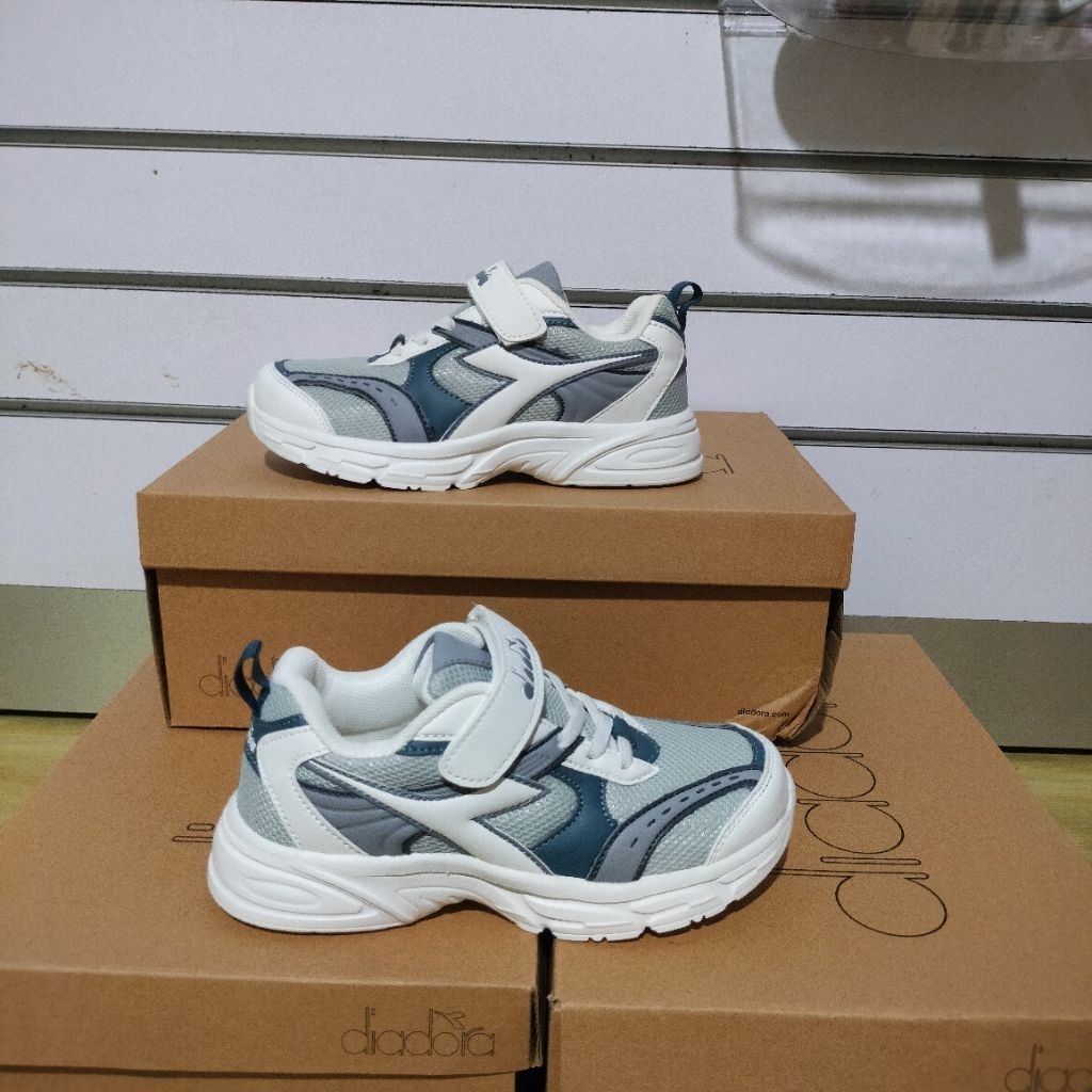 Diadora Nata Jr สีเทา