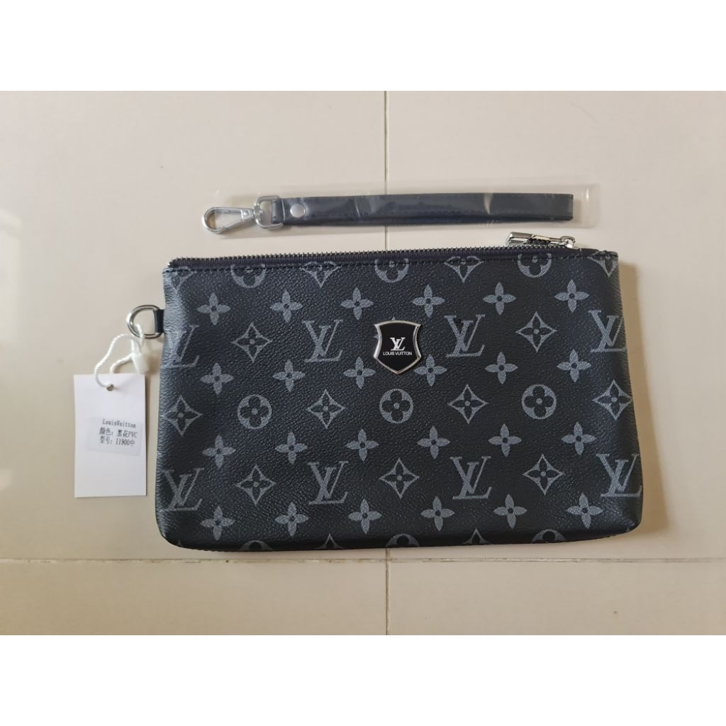 097. กระเป๋าถือคลัทช์ผู้ชาย LV Dark Grey
เหมือนใหม่

ขนาด: 26.5cm x 2.5cm x 16cm

วัสดุหนังพีวีซี (โ