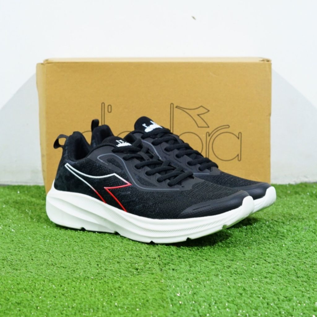 รองเท้าวิ่งสีดํา Diadora Niece ดั้งเดิม