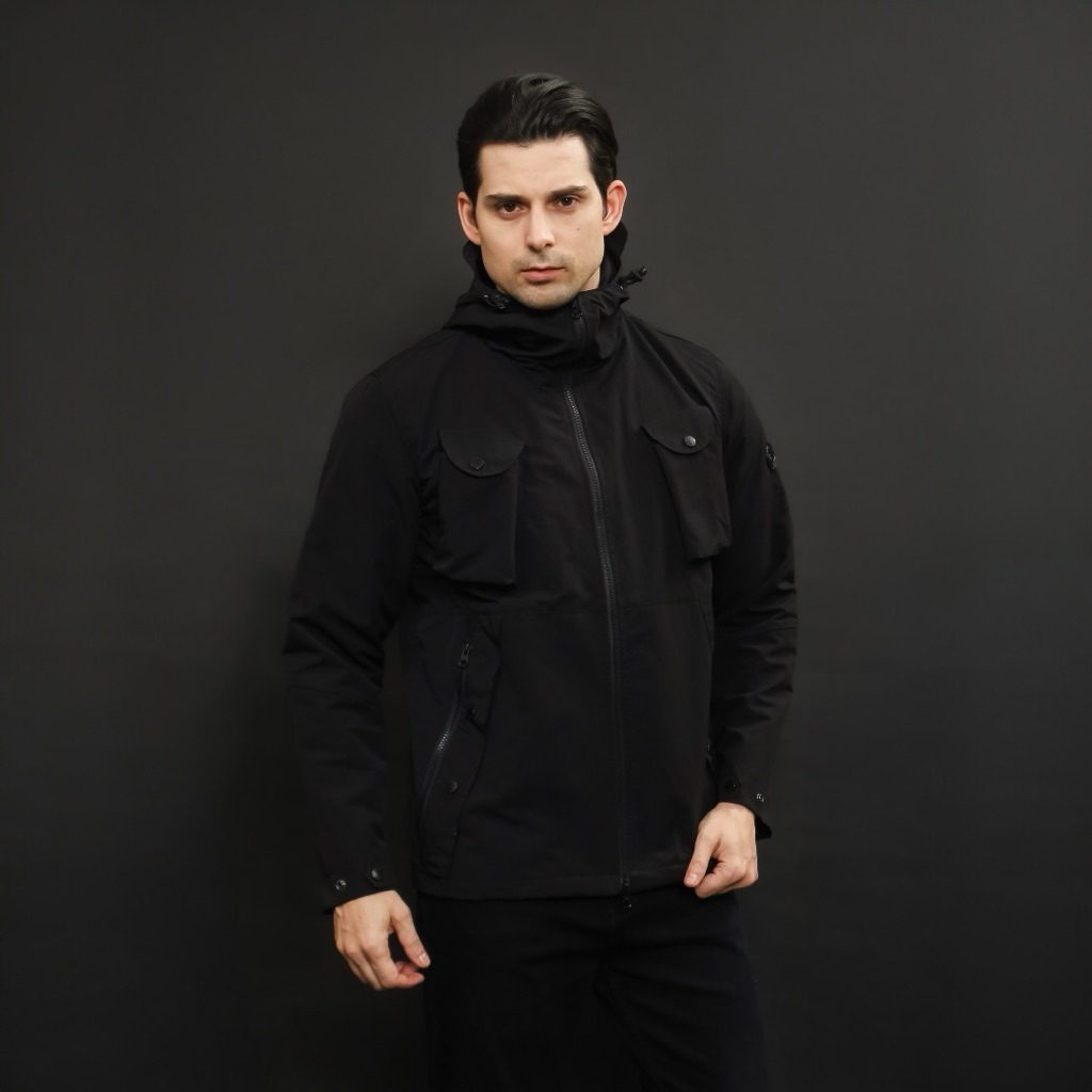 OUTFIRM - เสื้อแจ็คเก็ต Molfetta Visorhood สีดํา P26