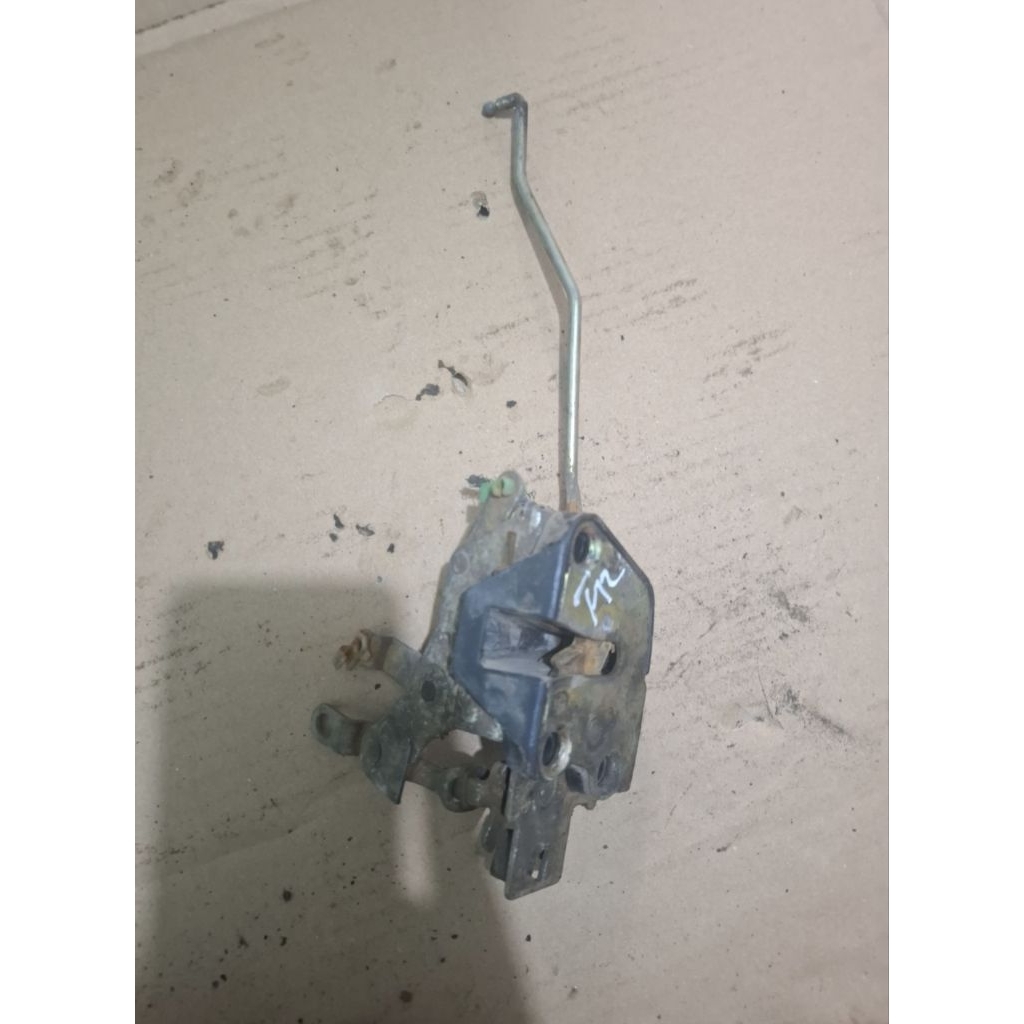 ล็อคประตู ล็อคประตู ล็อคประตูหน้าขวา charade classy winner g102 cx g100 88-96