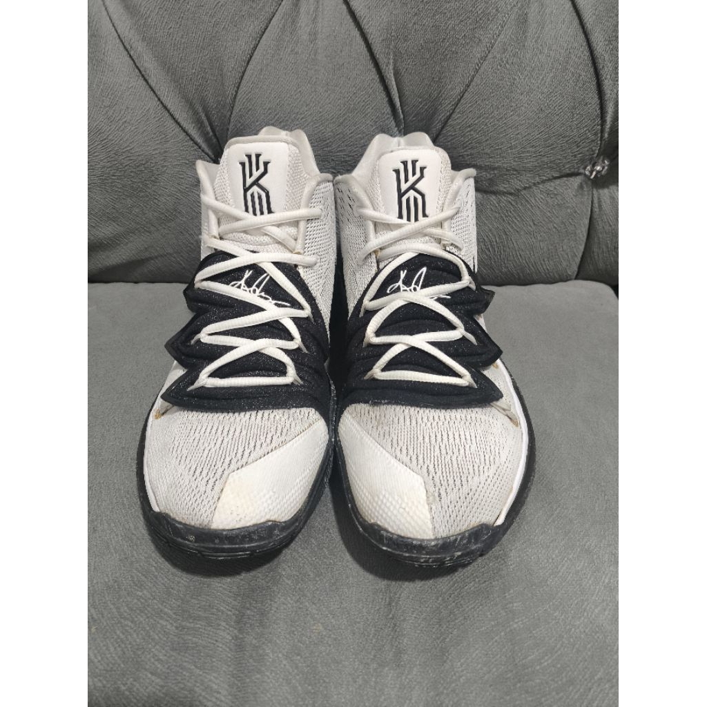 คุกกี้และครีม Nike Kyrie 5 | สหภาพยุโรป 42.5 (27 ซม.) | ผลิตในจีน 21 ธันวาคม 2018