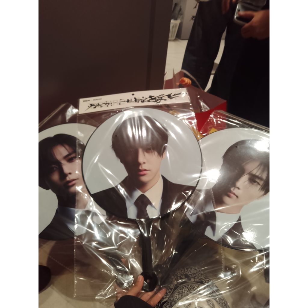 Miniso x Enhypen Impict Enhypen และพวงกุญแจใส่การ์ดอย่างเป็นทางการ