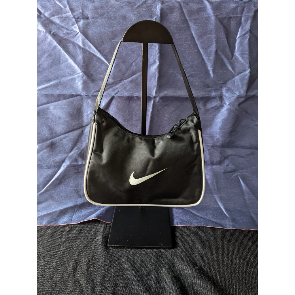 กระเป๋าสะพาย Nike กระเป๋าถือ Nike Vintage Nike Vintage Underarm ผู้หญิง preloved