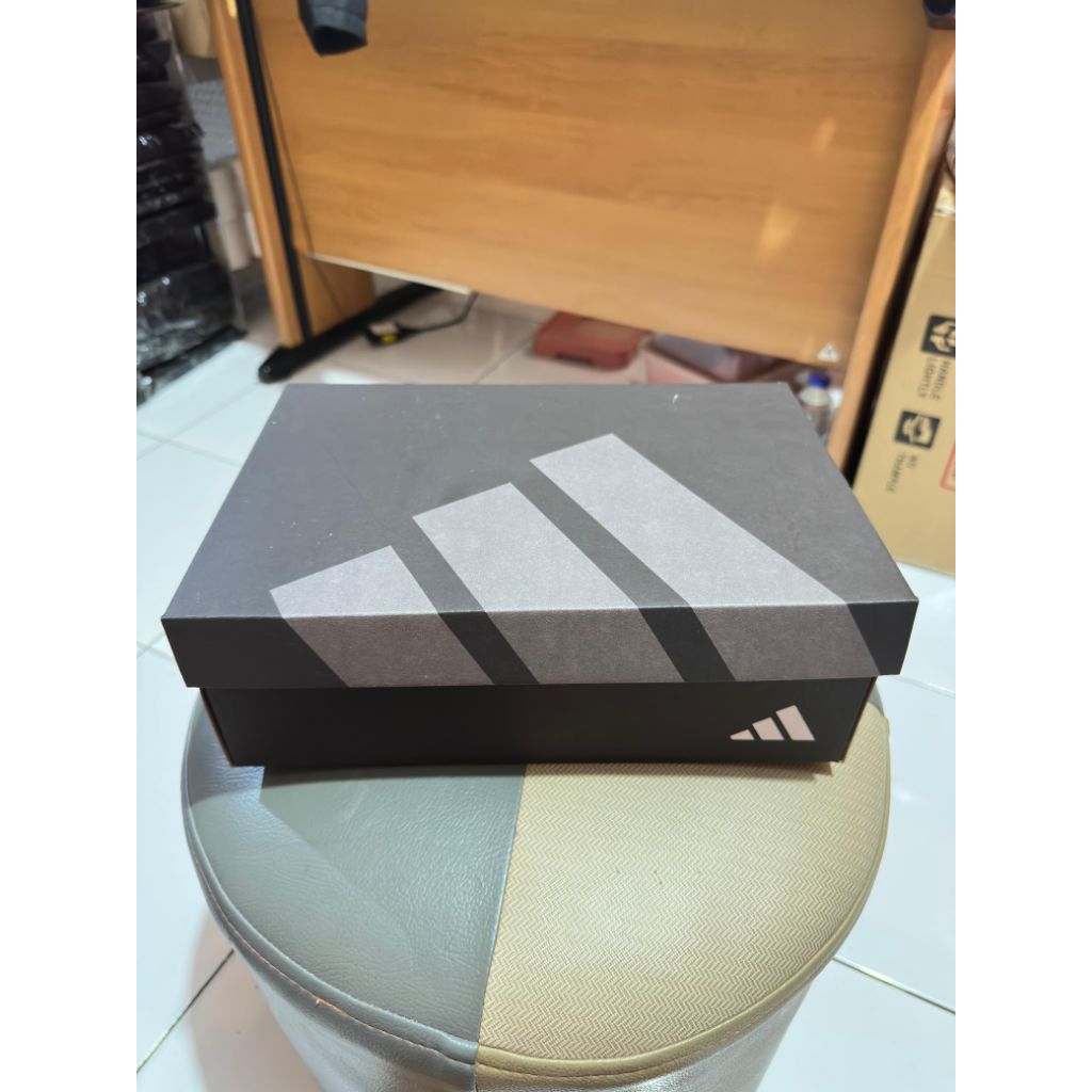 Box_Shoes_Adizeer0_Jumbo max.45