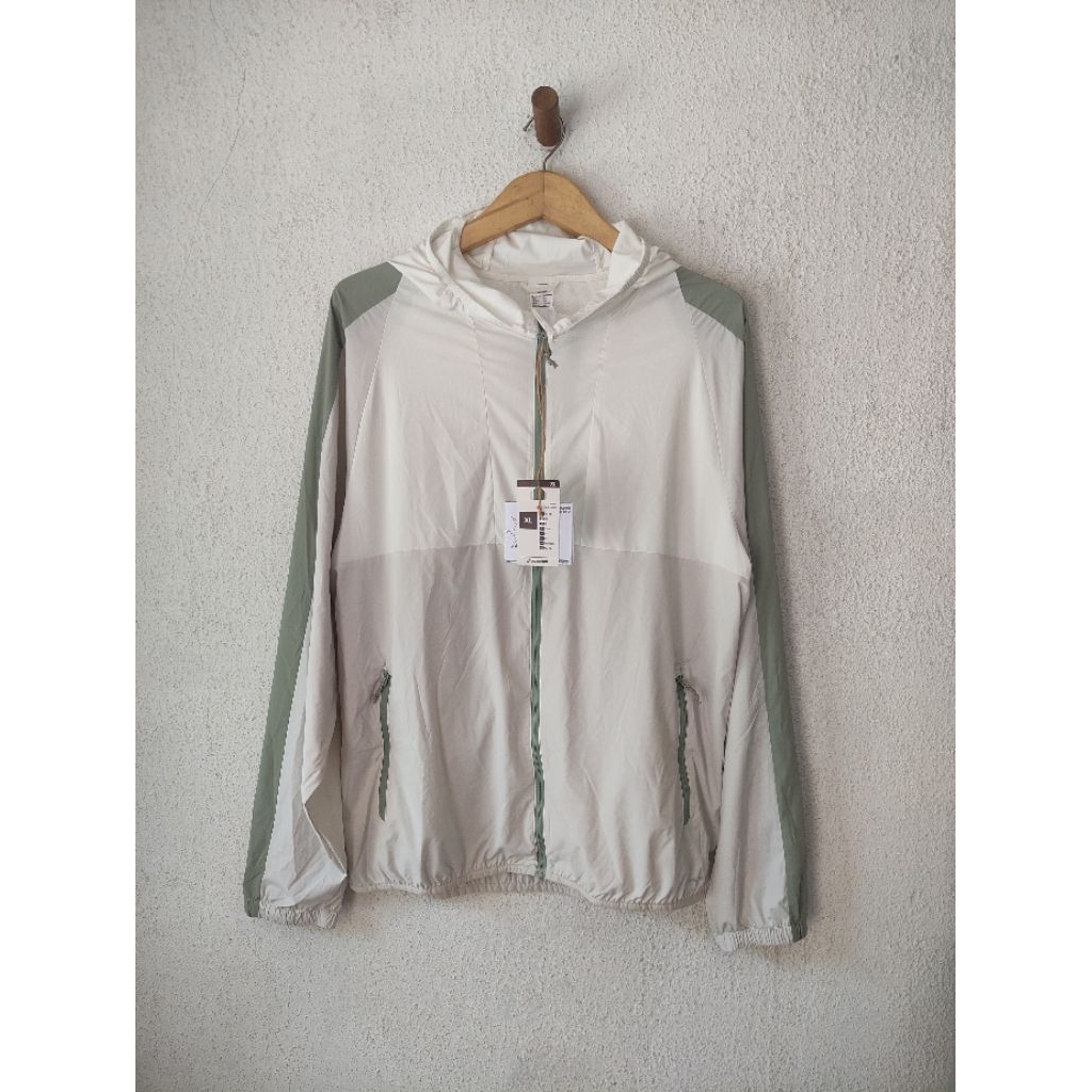 เสื้อแจ็คเก็ตเดินป่า Decathlon helium quechua bnwt