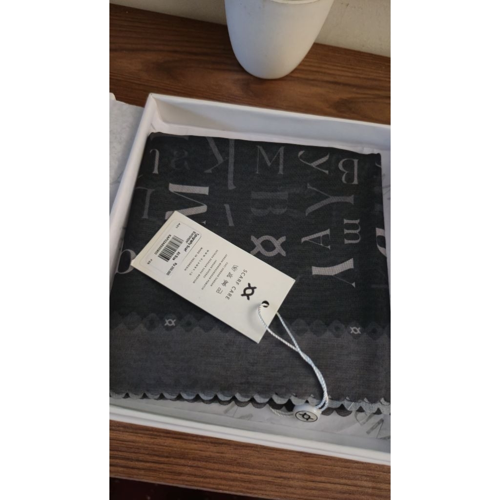 NWT Typhography Scarf Smoothies Blackpaper Wearing Klamby