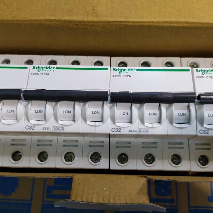 MCB Schneider IC60N 3P 32A 3phase 6k A9F74332 เบรกเกอร์ขนาดเล็ก
