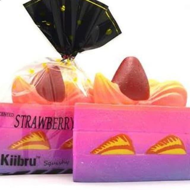 Squishy เค้กสตรอเบอร์รี่ลิขสิทธิ์โดย Kiibru