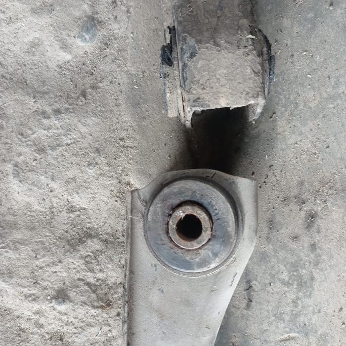 Nissan Cedric Y31 บูชแขนล่างหน้า Nissan Cedric Y31 บูชแขนล่าง