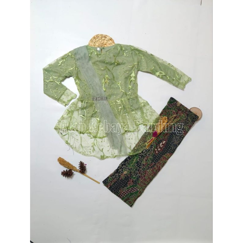 CUCI WAREHOUSE [AKB2] ชุด Kebaya สําหรับเด็กพร้อมกระโปรง Plessket และผ้าคลุมไหล่บนเสื้อผ้า Kebaya