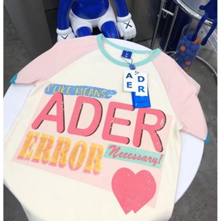 Ader ERROR เสื้อยืดแขนสั้น เปิดไหล่ พิมพ์ลายตัวอักษร ทรงหลวม แฟชั่นฤดูร้อน สําหรับผู้หญิง