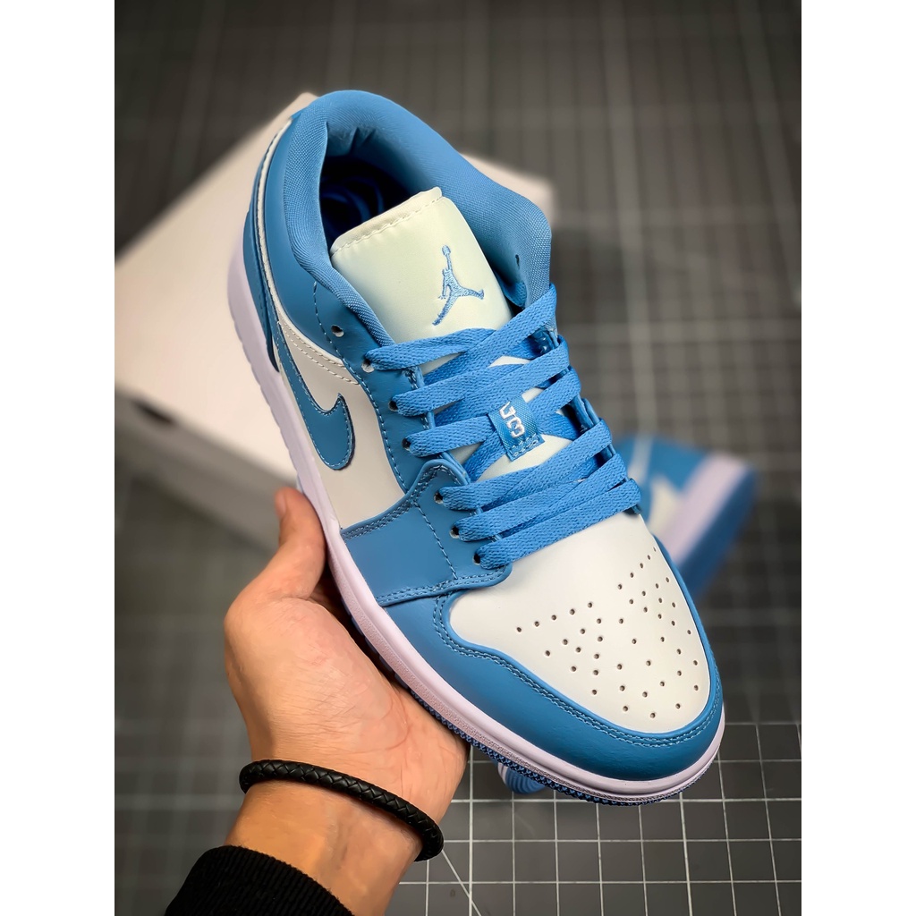 ขนาด 35-46 ( สินค ้ าเฉพาะจุด ) Nike Air Jordan 1 Low aj1 Blue and White Chicago รองเท ้ าผ ้ าใบสําหรับบุรุษและสตรีรองเท ้ าบาสเก ็ ตบอล