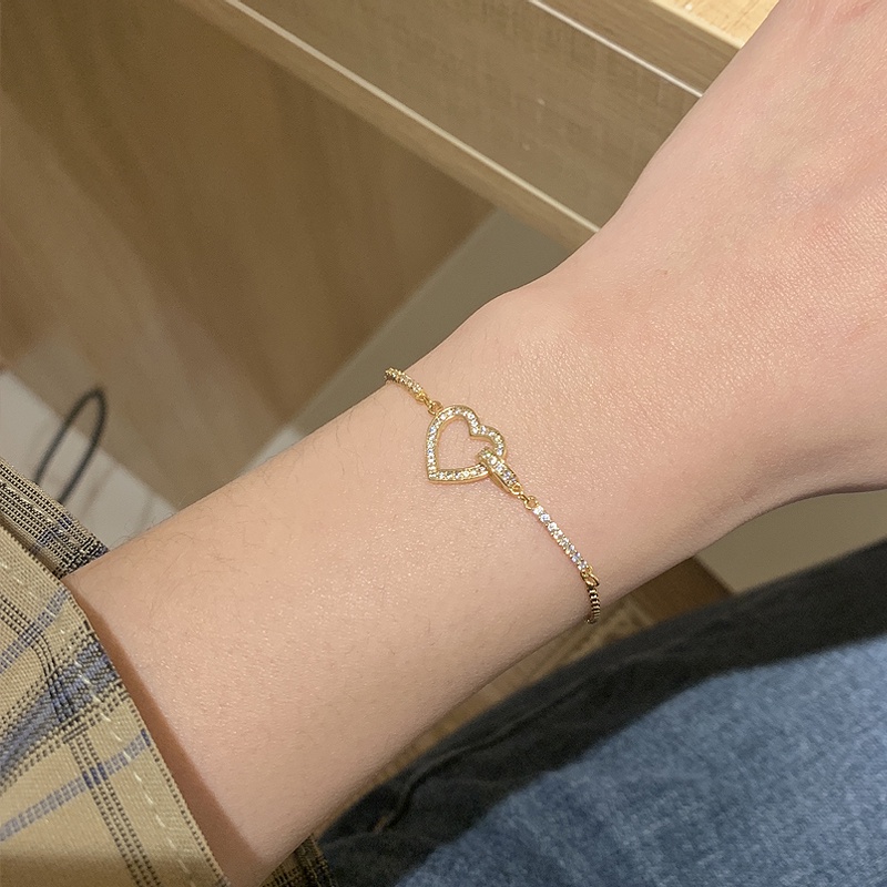 ✨พร้อมส่ง✨Swarovski สร้อยข้อมือ จี้รูปหัวใจ สีทอง ปรับได้ เรียบง่าย ของขวัญวันวาเลนไทน์ สําหรับผู้หญิง