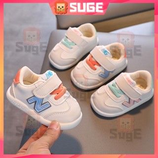 【Suge】รองเท้ากีฬาลําลอง พื้นนิ่ม ระบายอากาศ กันลื่น สีขาว เข้ากับทุกการแต่งกาย แฟชั่นสําหรับเด็กวัยหัดเดิน