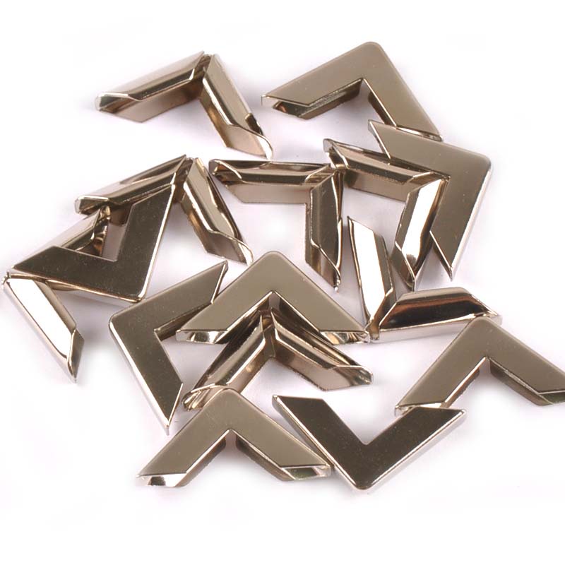 50pcs DIY Scrapbooking ตกแต่งโลหะเงินมุมสําหรับหนังสืออัลบั้มภาพเมนูมุม Protectors ฝาครอบ 16.5x16.5x3 มม.CP16